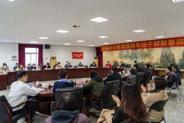 座谈会群众鼓掌照片.jpg