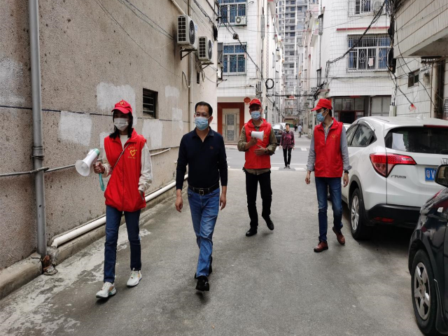 图为：进村入户了解疫苗接种情况 高绍辉摄影.jpg