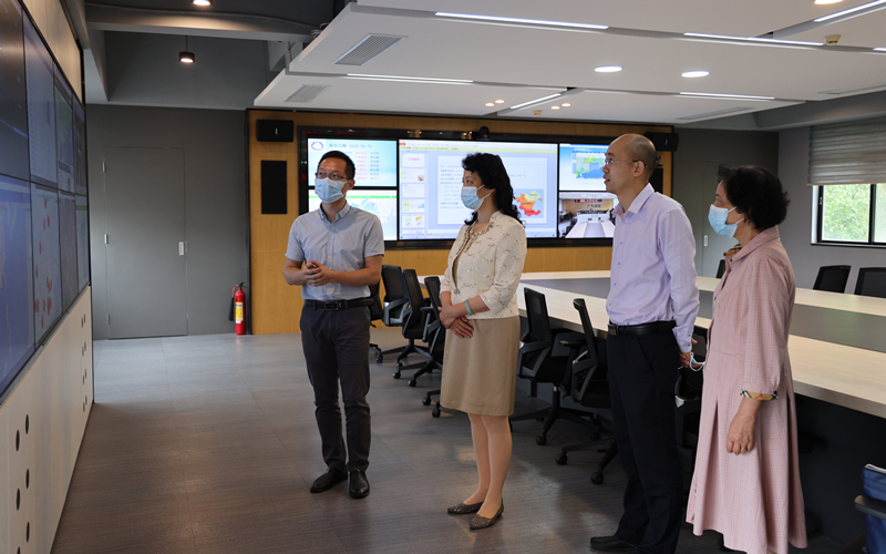 图：首席预报员为吴少珍一行介绍天气会商系统（郑怡然摄影）.jpg