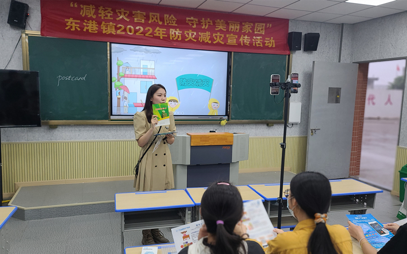 图：利用直播设备开展气象科普直播（江搏宇拍摄）_副本.jpg