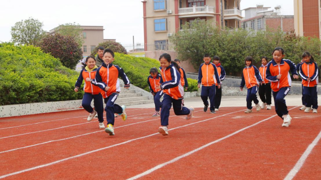 玉白小学学生在改造后的塑胶跑道上进行文体活动