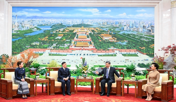 习近平会见泰国国王哇集拉隆功