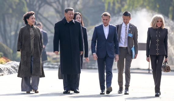 习近平同法国总统马克龙在成都进行友好交流