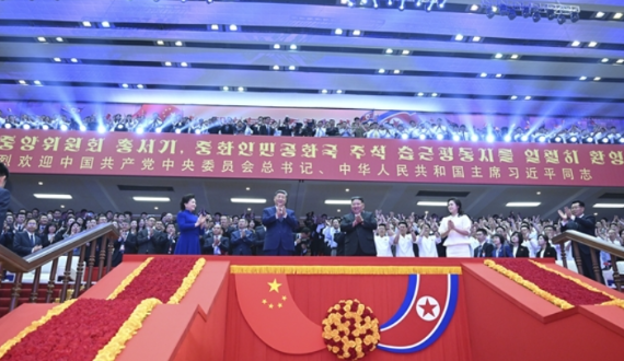 习近平和彭丽媛观看朝鲜专场文艺演出