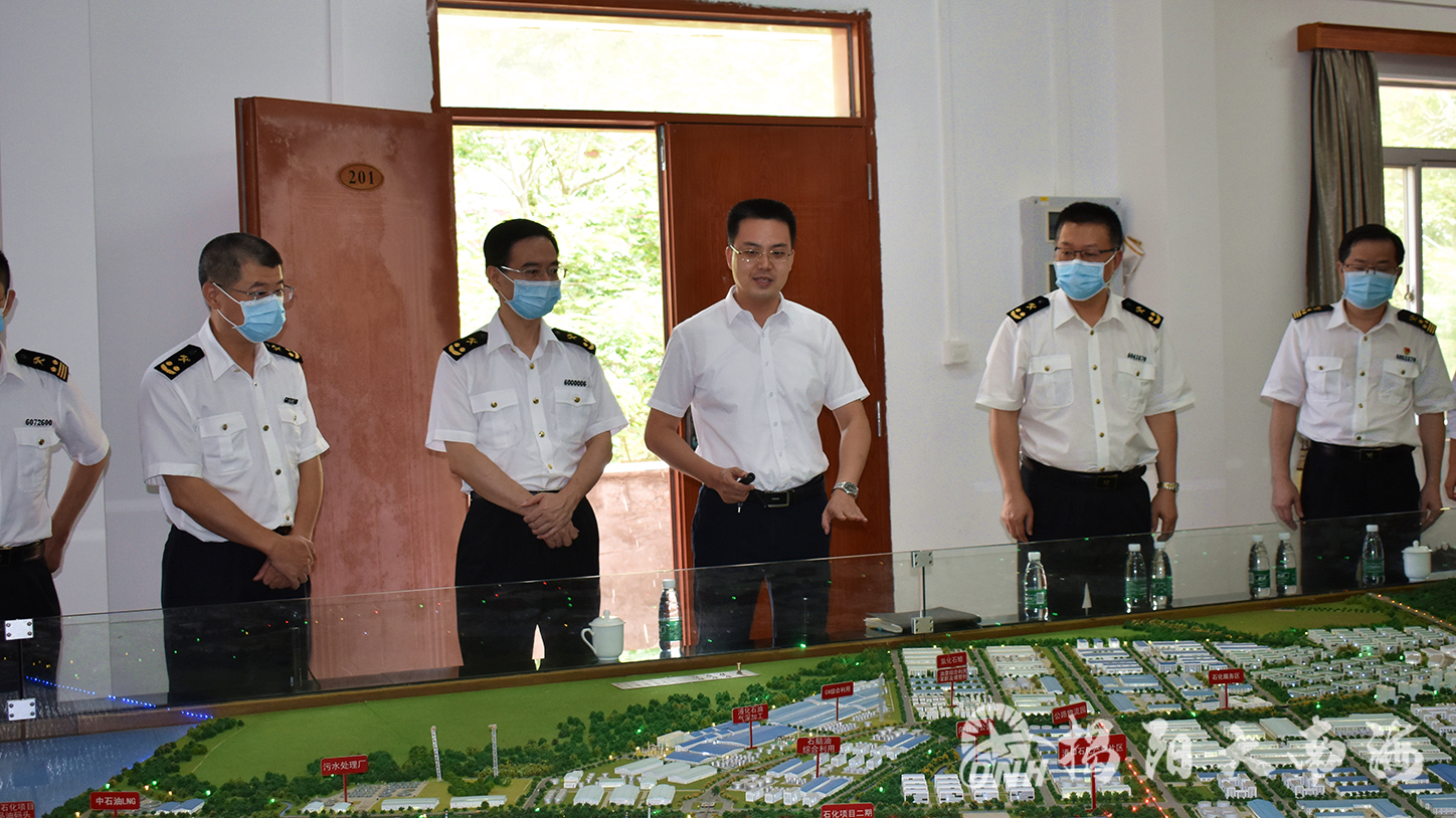 图1：听取园区规划与产业布建介绍 - 复件.jpg