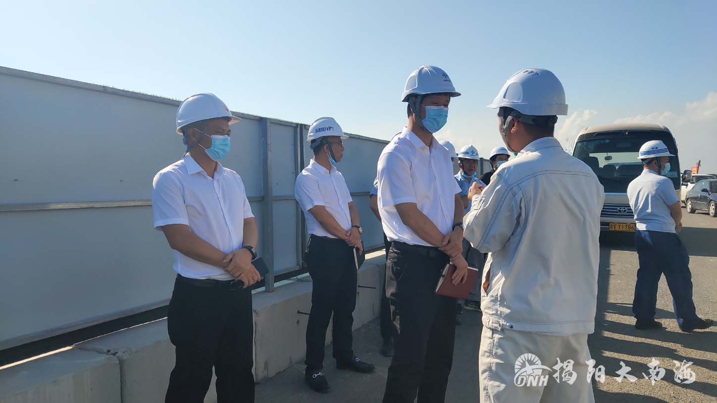 图五 检查雨水明渠及周边道路建设现场.jpg