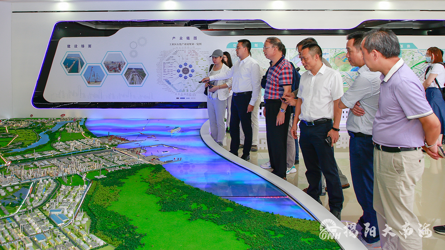 图3  听取园区规划及产业布建介绍.jpg