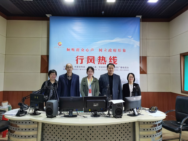 图为：直播室合影.jpg