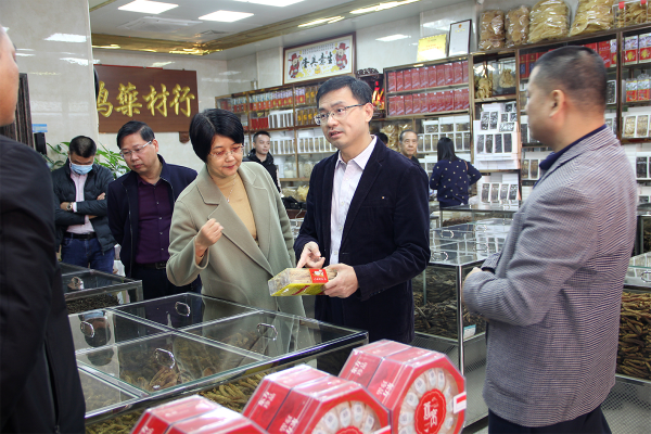 罗毅副市长调研普宁中药材市场和企业.jpg