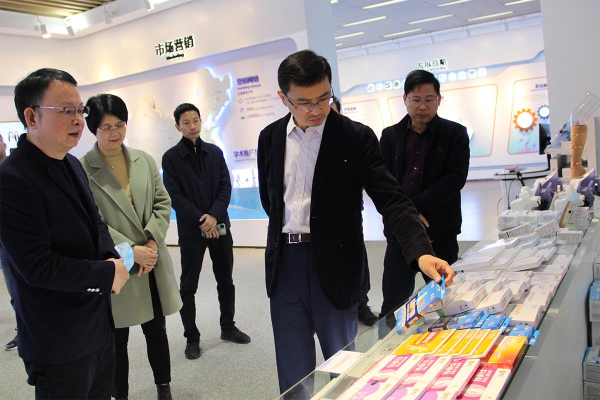 罗毅副市长调研普宁中药材市场和企业2.jpg
