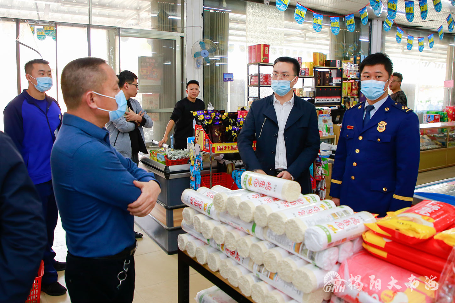 图4 检查督导园区商铺消防措施.jpg