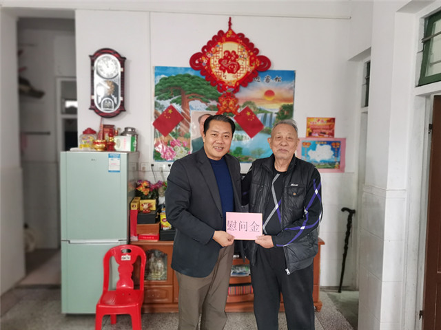 黄局与老干部合影   卢泽彬摄影（外）.jpg