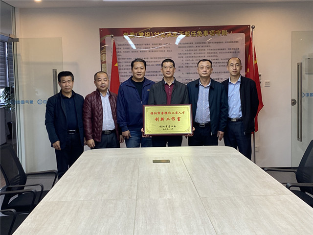 图为：授牌仪式 何明悦摄影 （外）.jpg