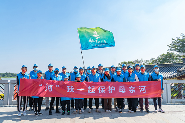 “河”我一起保护母亲河（志愿者拉横幅合照）.jpg
