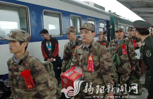 我市首批新兵起程奔赴军营