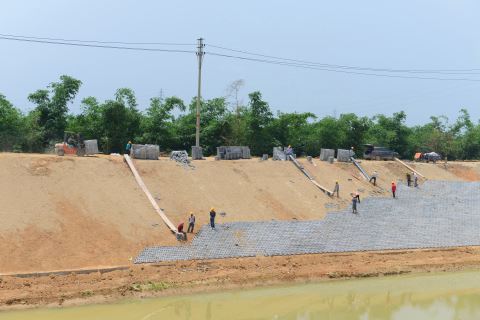 揭东区新亨镇龙车溪小流域综合治理工程正在加紧施工中.郑楚藩 摄